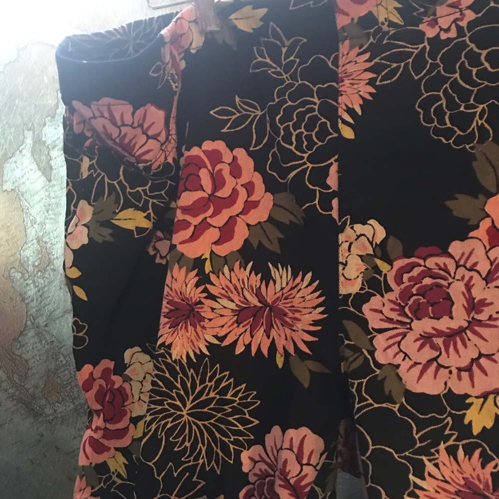 Plus size floral cropped pants